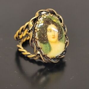 Antique 1920s Portrait Ring With Adjustable Twisted Band - Art Deco Style